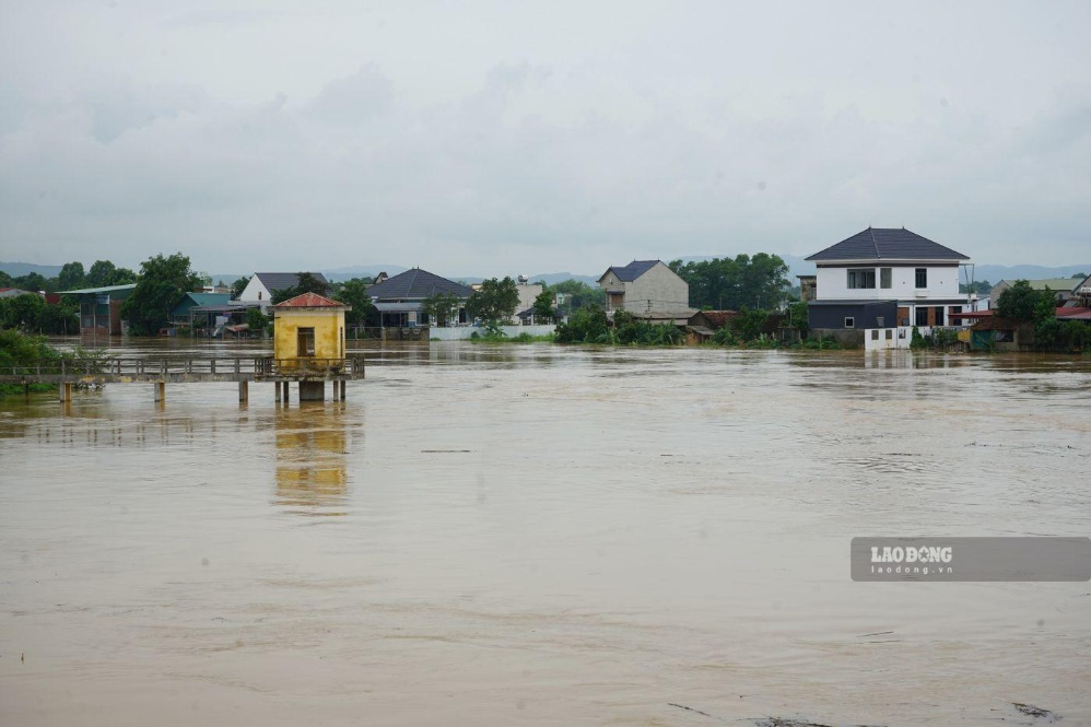Alarm level III floodwater on the Buoi River causes flooding in Kim Tan commune on August 27, 2025. Photo: Quach Du