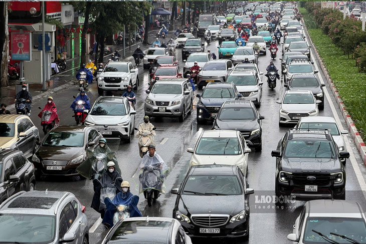 Hanoi weather forecast for tomorrow with moderate to heavy rain. Photo: Vu Linh