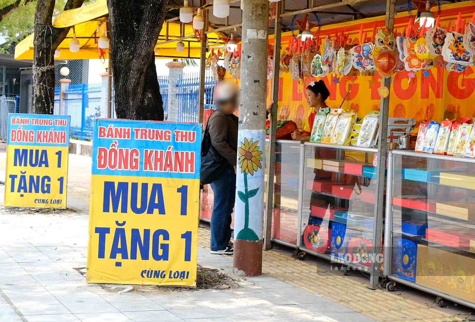 Certains stands de gâteaux de lune à Cần Thơ commencent à mettre en œuvre un programme promotionnel d'achat 1 offert 1 pour stimuler la demande. Photo: Mỹ Ly