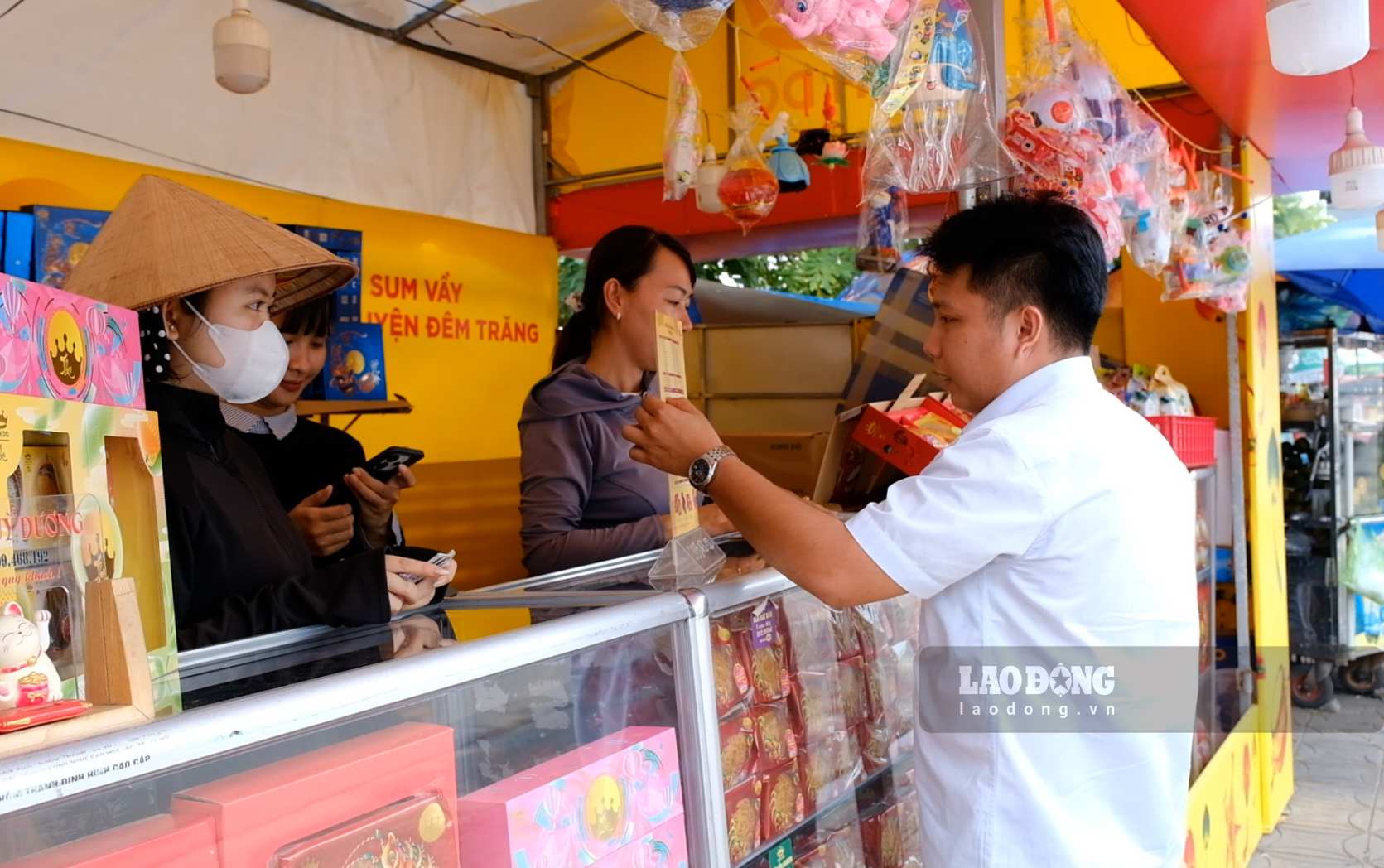 Cận rằm tháng 8, sức mua bánh Trung thu tại Cần Thơ có xu hướng tăng. Ảnh: Mỹ Ly (chụp ngày 14.9 tại một sạp bánh trên đường 3 tháng 2)