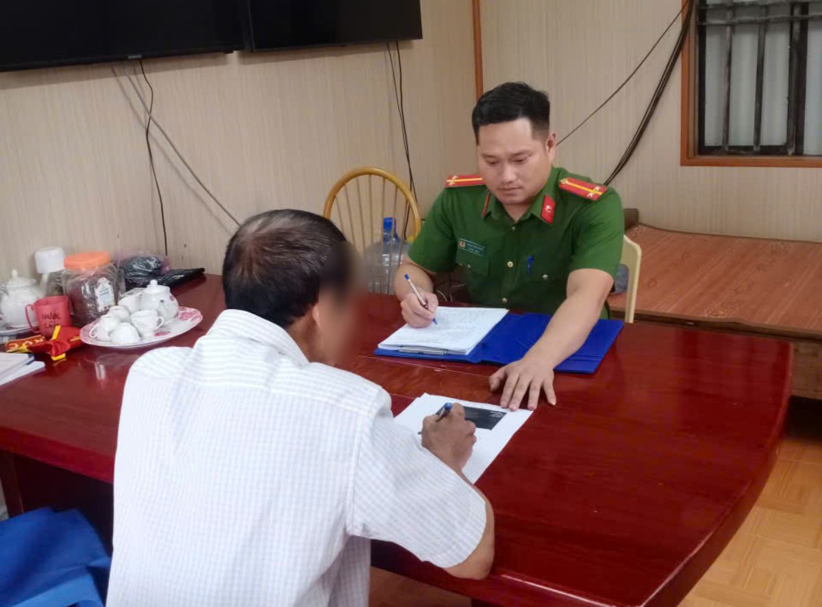 Ông P.N.T tại cơ quan Công an. Ảnh: Công an tỉnh Hưng Yên