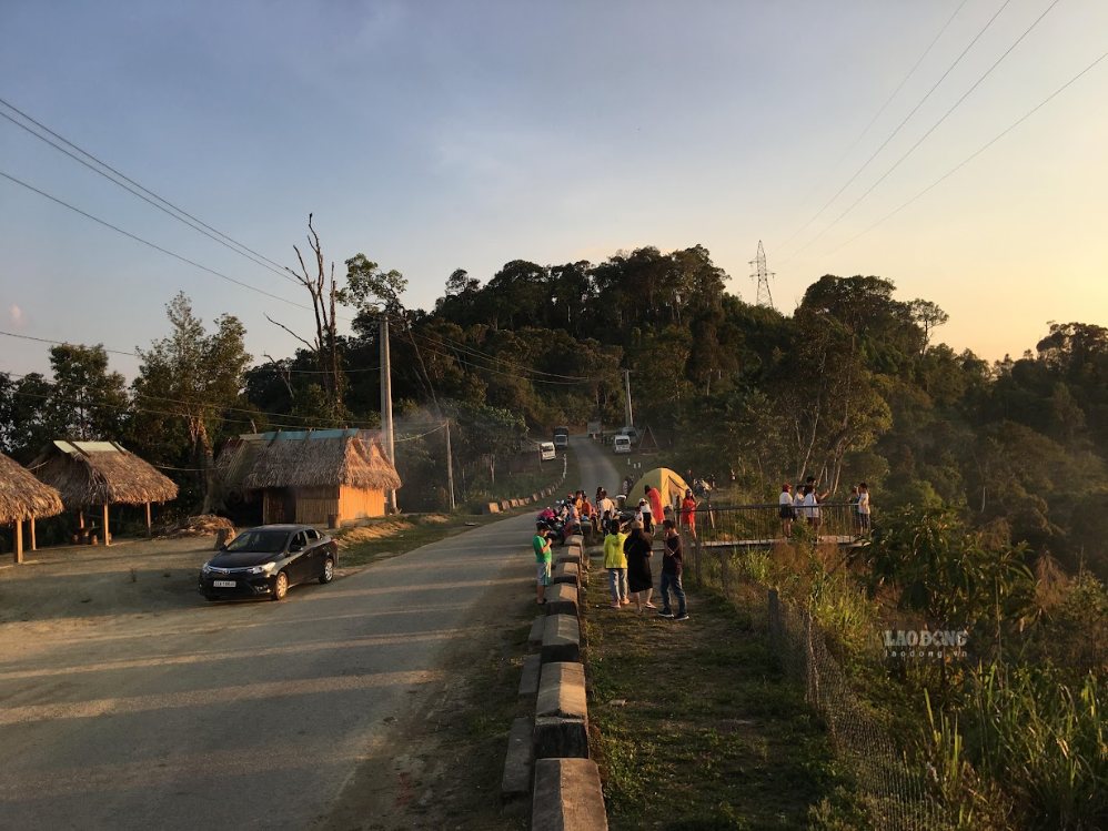 Many mountainous areas of Da Nang are still experiencing low signal for telecommunications services. Photo: Tra Ban