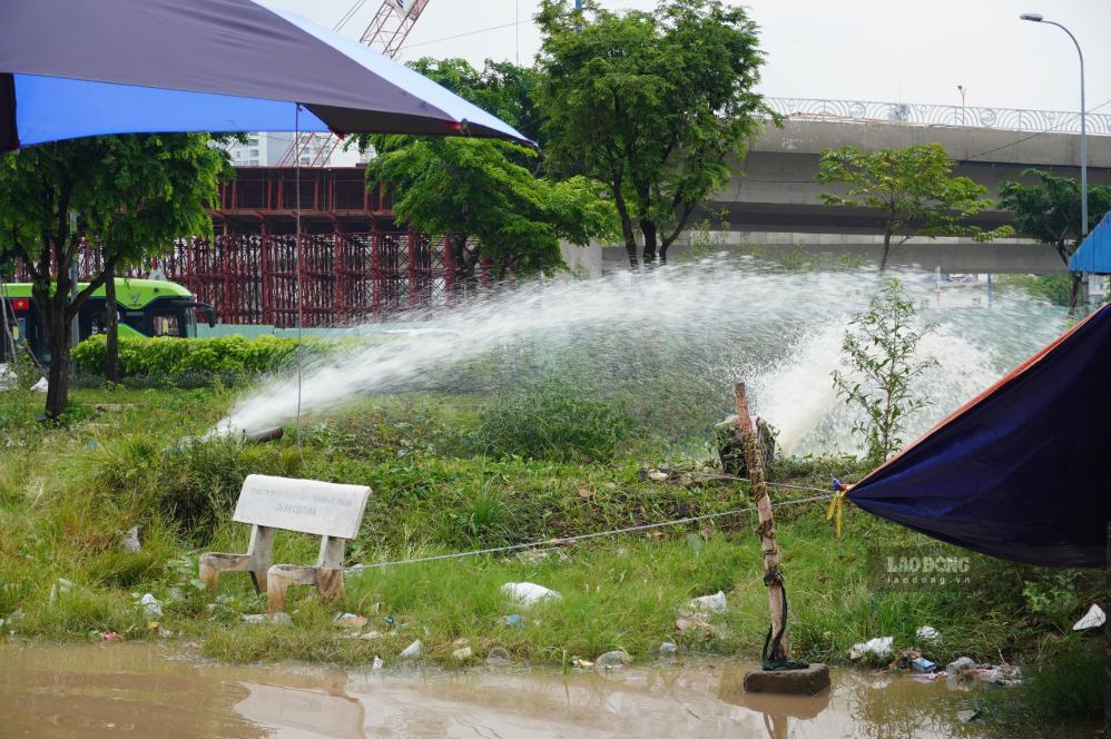Water pumped out of the An Phu intersection underpass (HCMC) on the 11th. 9. Photo: Nhu Quynh
