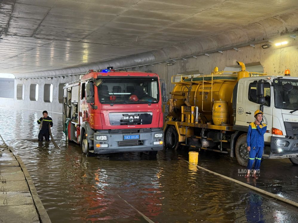 Xe chuyên dụng, máy bơm được huy động để hút nước trong hầm chui An Phú ra ngoài sáng 11.9. Ảnh: Như Quỳnh