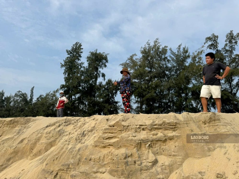 Sóng lớn những ngày quà càng khiến cho tình trạng sạt lở diễn biến phức tạp hơn. Ảnh: Viên Nguyễn