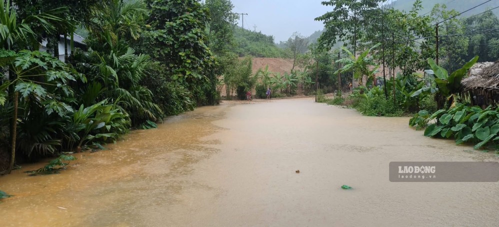 Floodwaters after heavy rain in Yen Khuong commune, Thanh Hoa on the morning of September 16. Photo: Tran Lam