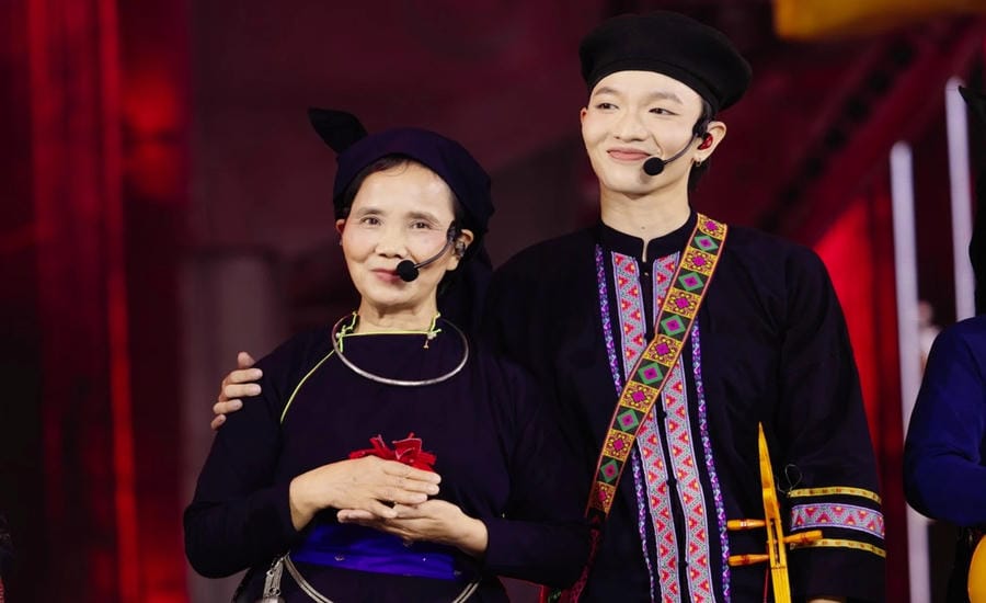 Hoang Dung takes his mother to the stage of "Anh trai vuot ngan chong gai" to perform Then singing together. Photo: Provided by Yeah1 unit.