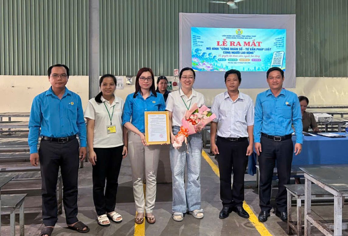 Công đoàn phường Nhị Quỹ trao quyết định thành lập Mô hình  “Công đoàn số - Tư vấn pháp luật cùng người lao động”. Ảnh: LĐLĐ tỉnh Đồng Tháp 