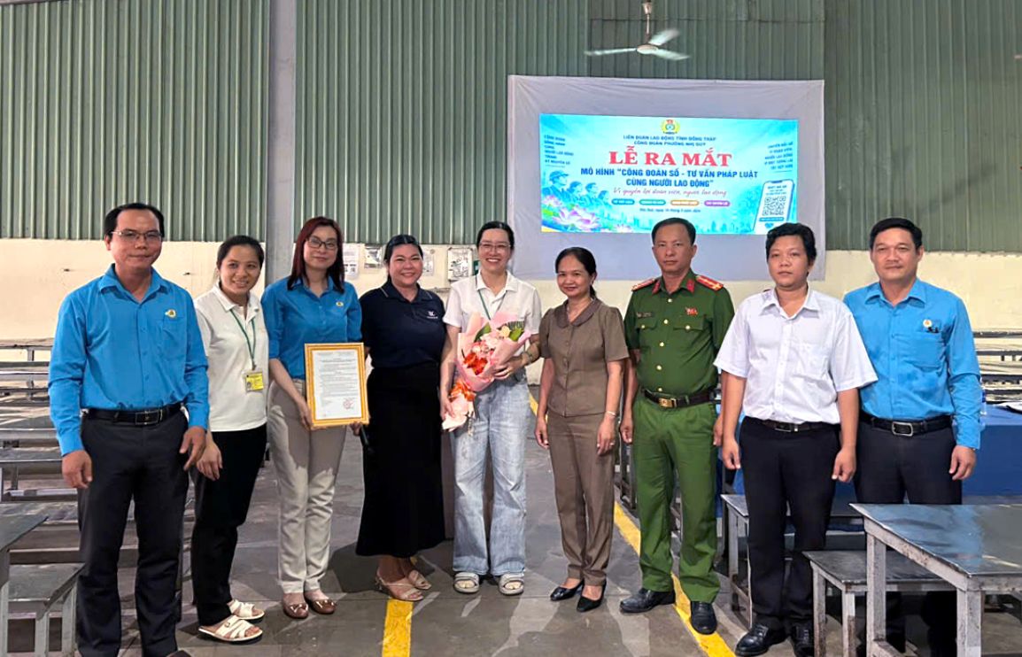 The Trade Union of Nhi Quy Ward, An Giang Province launched the "Digital Trade Union - Legal Consulting with Workers" model. Photo: Dong Thap Provincial Labor Federation
