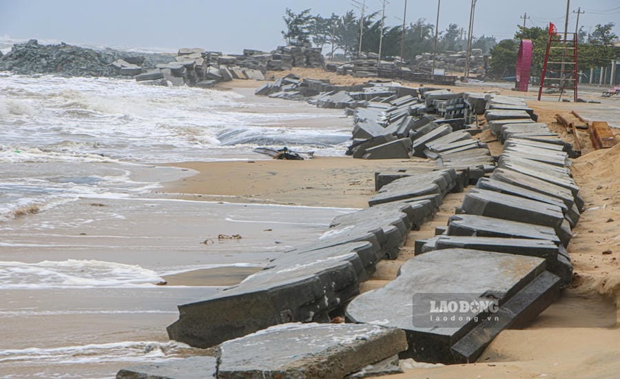 Many concrete components serving the coastal erosion treatment project were gathered along the construction site for heavy rain on the afternoon of September 12. Photo: Phuc Dat