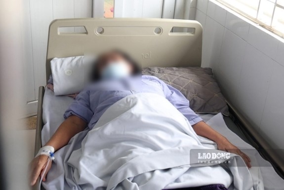 Patients are being treated for dengue fever at the National Hospital for Tropical Diseases. Photo: Duong Anh