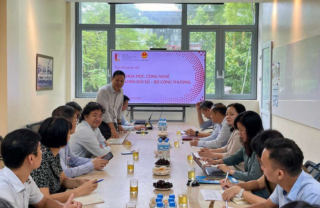 The Department of Science, Technology and Digital Transformation, Ministry of Industry and Trade has a working session with Hanoi University of Science and Technology. Photo: Ministry of Industry and Trade