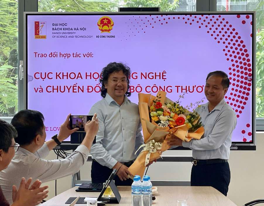 Hai bên thống nhất tiếp tục trao đổi, rà soát các nội dung hợp tác cụ thể, ưu tiên những lĩnh vực phù hợp với định hướng phát triển khoa học, công nghệ, đổi mới sáng tạo và chuyển đổi số của Bộ Công Thương cũng như thế mạnh nghiên cứu của Đại học Bách khoa Hà Nội. Ảnh: Bộ Công Thương