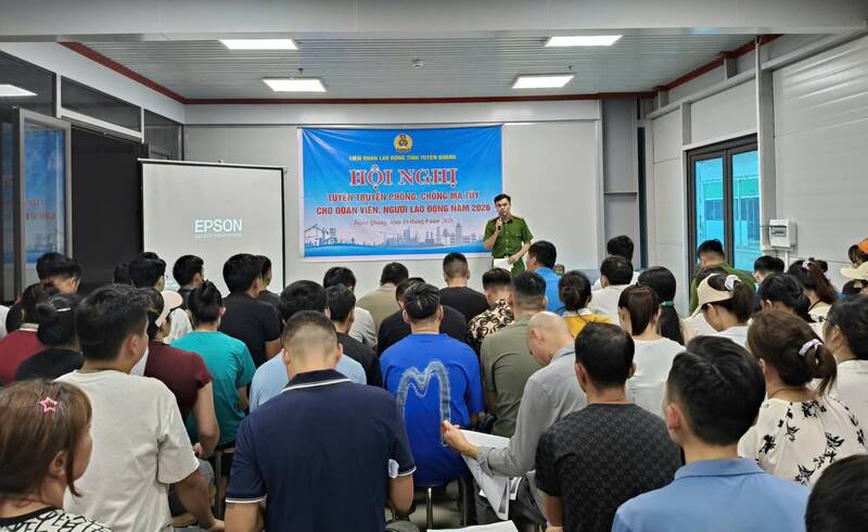 Overview of the conference to propagate legal knowledge to workers. Photo: Tuyen Quang Trade Union