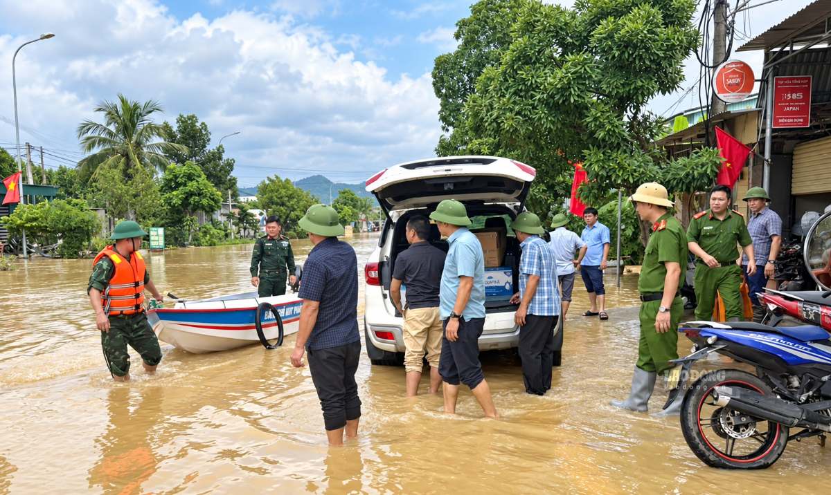 On September 16, functional forces of Dong Hieu commune supported the evacuation of people from flooded areas to a high, dry and safe place. Photo: Duy Chuong