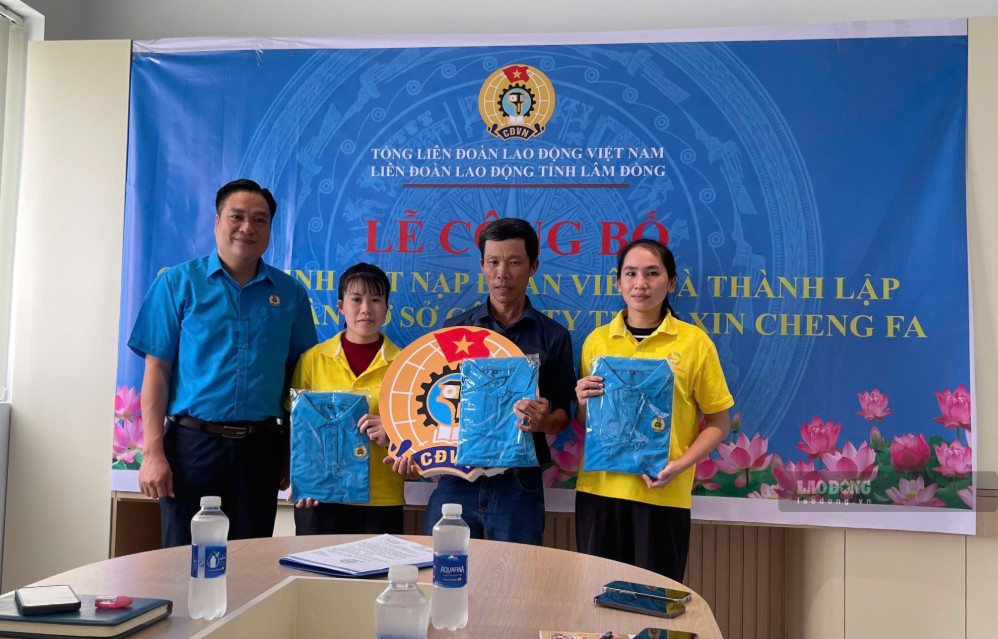 Chairman of Ham Kiem Commune Trade Union (Lam Dong province) presents the decision to establish the grassroots Trade Union of Xin Cheng Fa Co., Ltd., September 15. Photo: Pham Duy.