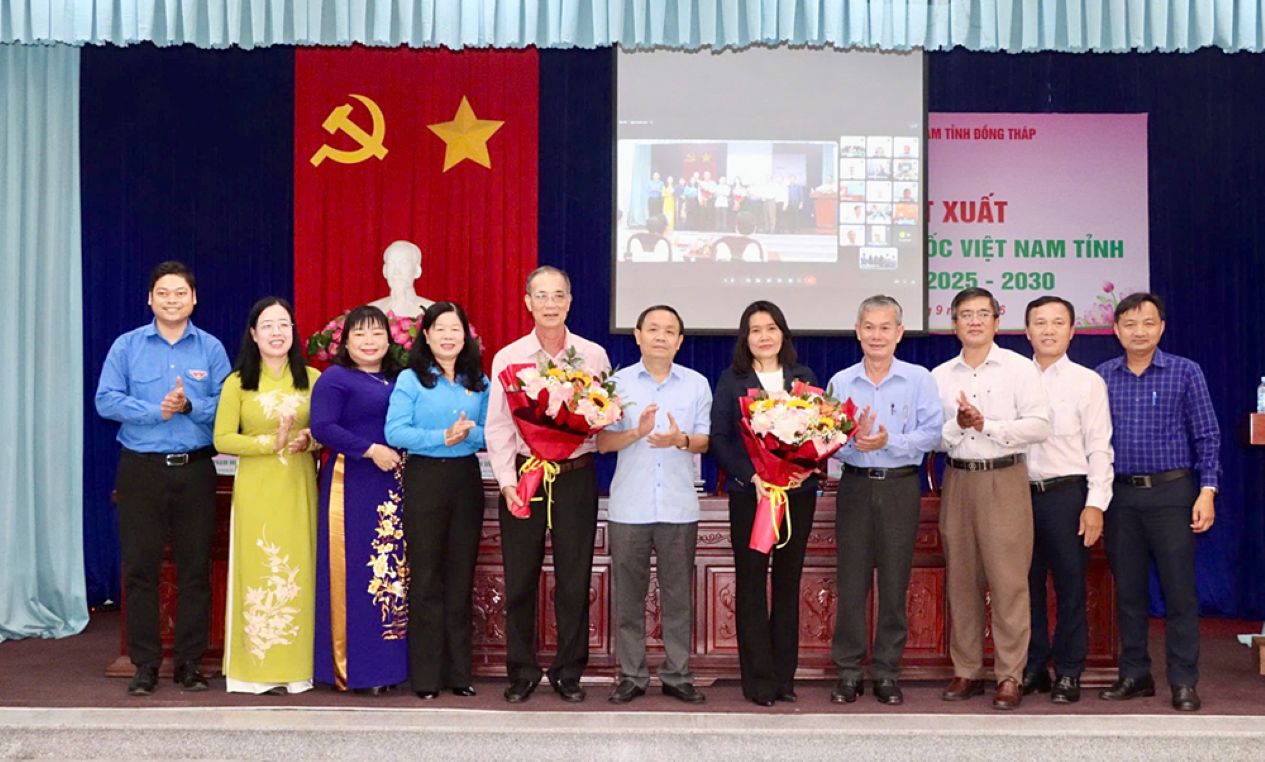 Mr. Phan Van Thang presents flowers to congratulate Ms. Luu Thi Thanh Loan (6th and 7th from the left) on being appointed as Vice Chairwoman of the Vietnam Fatherland Front Committee of Dong Thap province. Photo: Dongthap. gov. vn