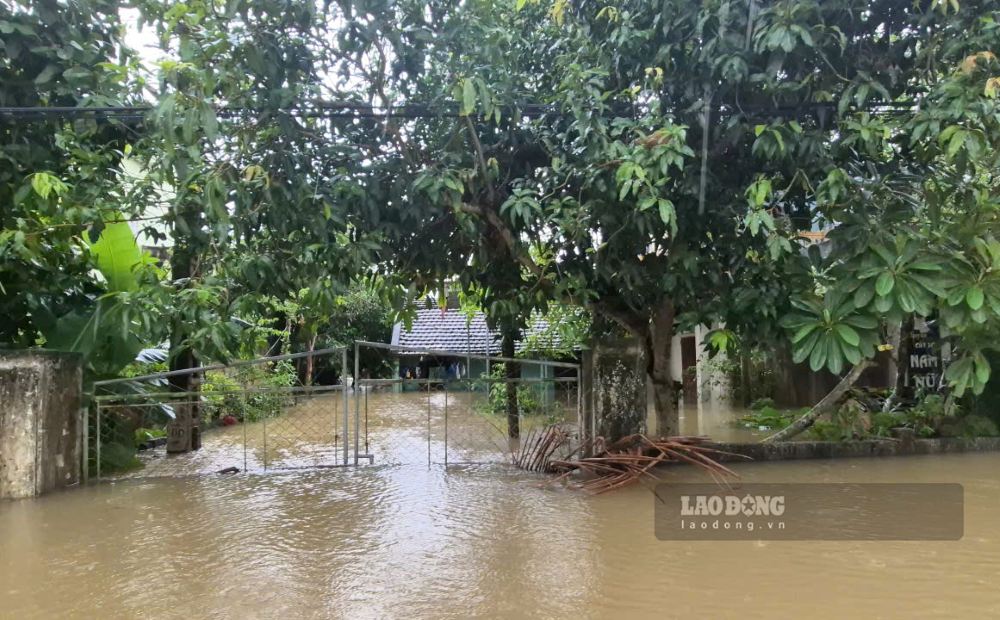 Theo UBND xã Kim Tân, toàn xã hiện có khoảng 12.800m đường giao thông bị ngập. Ảnh: Quách Du (chụp ngày 16.9.2026)