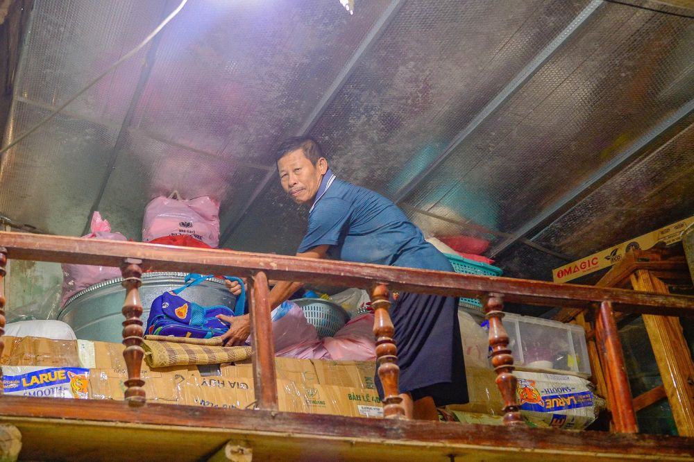 Người dân tại xã Kim Tân di chuyển, sắp xếp đồ đạc lên nơi cao ráo để tránh lũ. Ảnh: Quách Du (chụp ngày 16.9,2026)
