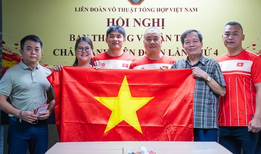 Representatives of the Vietnam General Martial Arts Federation (VMMAF) met to encourage the Vietnamese MMA Team participating in ASIAD 20 on September 16. Photo: Tong Ngoc Hoa