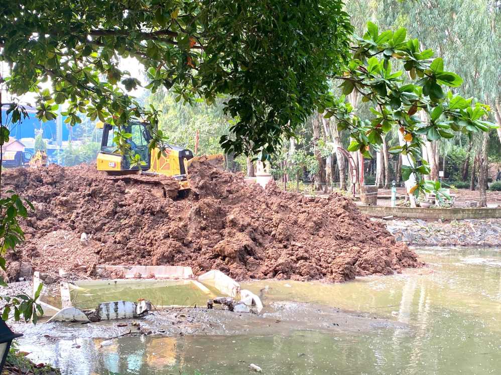 Lực lượng làm nhiệm vụ tiếp tục mở rộng phạm vi đào để tìm kiếm. Ảnh: