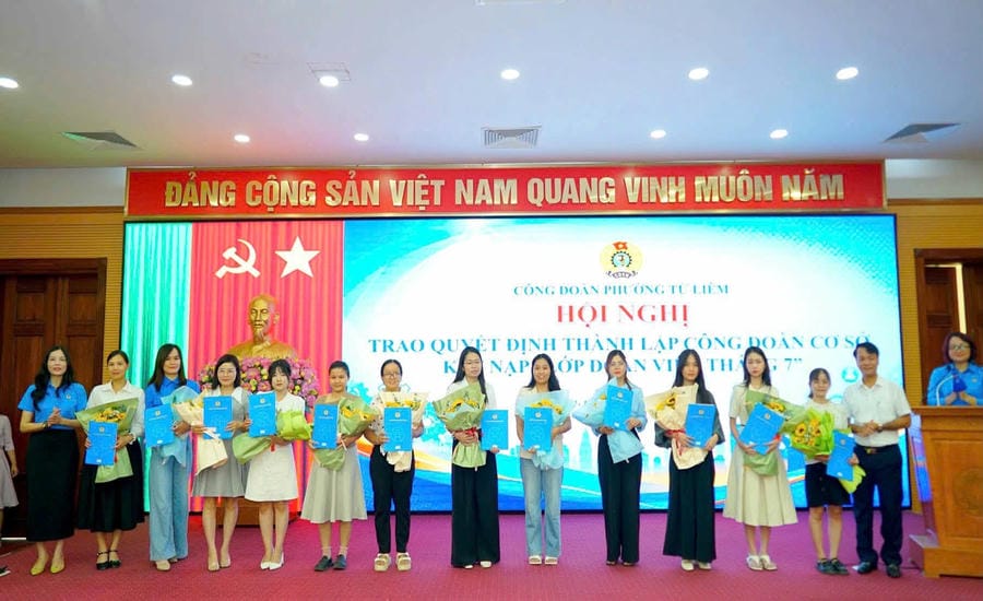 On July 31, the Trade Union of Tu Liem Ward (Hanoi) organized the Conference "Listening to union members and workers speak" and awarded the Decision to establish a grassroots Trade Union, admitting a class of union members in July 2026. Photo: Trade Union of Tu Liem Ward