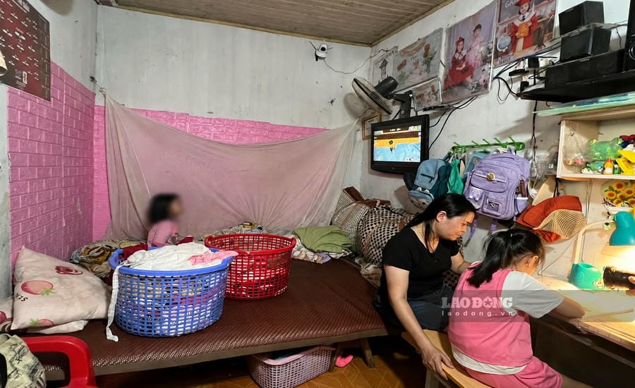 Ms. Chien and her 2 children in a rented room priced at 450,000 VND/month. Photo taken in September 2026. Photo: Minh Phuong.