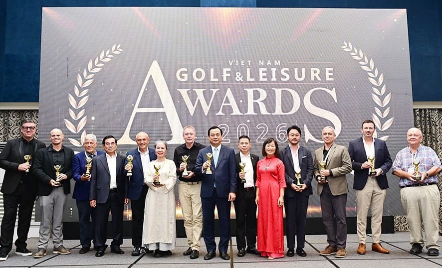 The Organizing Committee of Vietnam Golf & Leisure Awards 2026 awards prizes to partners and units accompanying the Award. Photo: TITC