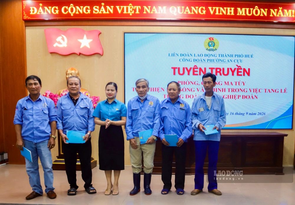 Chiều 16.9, Công đoàn phường An Cựu trao 5 suất quà hỗ trợ đoàn viên Nghiệp đoàn Xích lô xe thồ Bến xe phía Nam có hoàn cảnh khó khăn. Ảnh: Phúc Đạt
