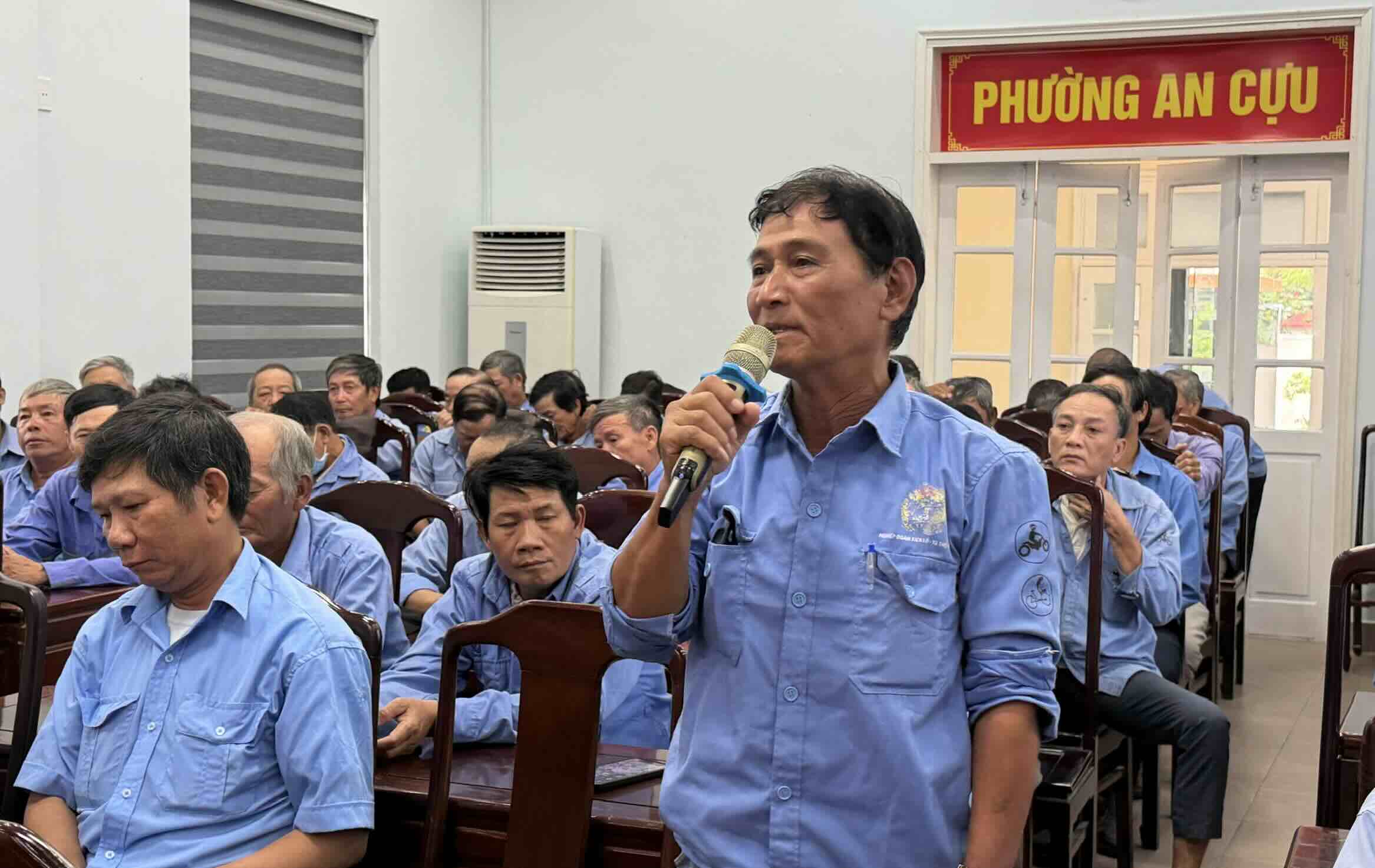 In the afternoon of September 16, members of the Southern Bus Station Cyclo and Motorbike Taxi Union exchanged and asked questions about how to identify and prevent situations related to drugs in the process of practicing. Photo: An Cuu Ward Trade Union