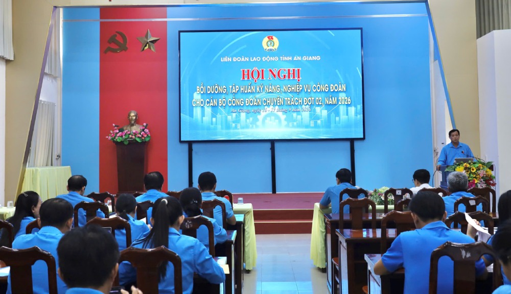 41 full-time trade union officials attend training. Photo: Quoc Viet/LĐLĐ An Giang