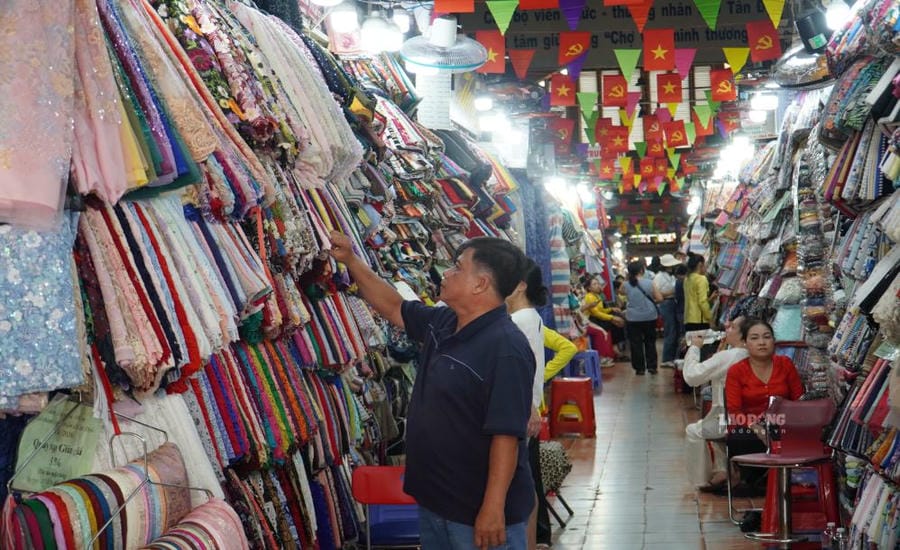 Small traders are gradually changing their sales methods to adapt to new shopping trends. Photo: Ngoc Le