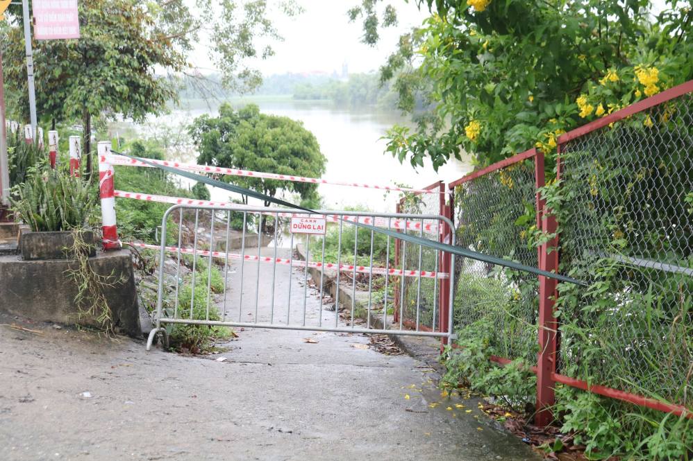 One of the flooded bridges has been stretched with ropes and barricades to prohibit people and vehicles from passing through, September 16. Photo: Trang TTĐT Quang Bi commune