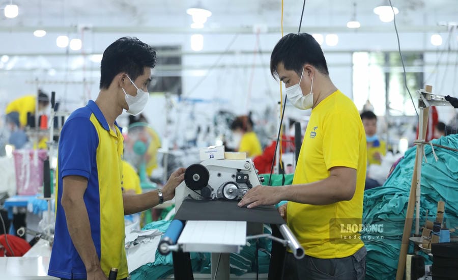 Developing supporting industries, innovating technology and improving management capacity are important directions for Vietnamese businesses to reduce dependence on raw materials and components from outside. Photo: Tuyet Lan