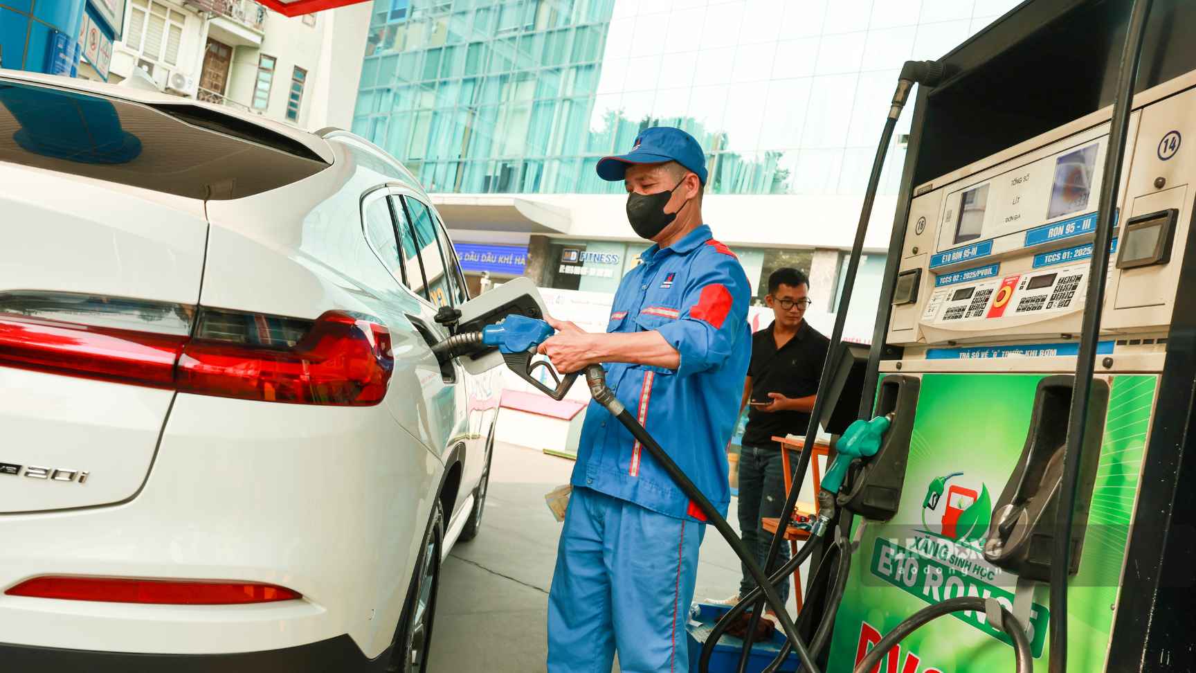 Les prévisions de prix de l'essence et du pétrole lors de la période de régulation des prix de demain pourraient augmenter en fonction de la situation mondiale. Photo: Hải Nguyễn