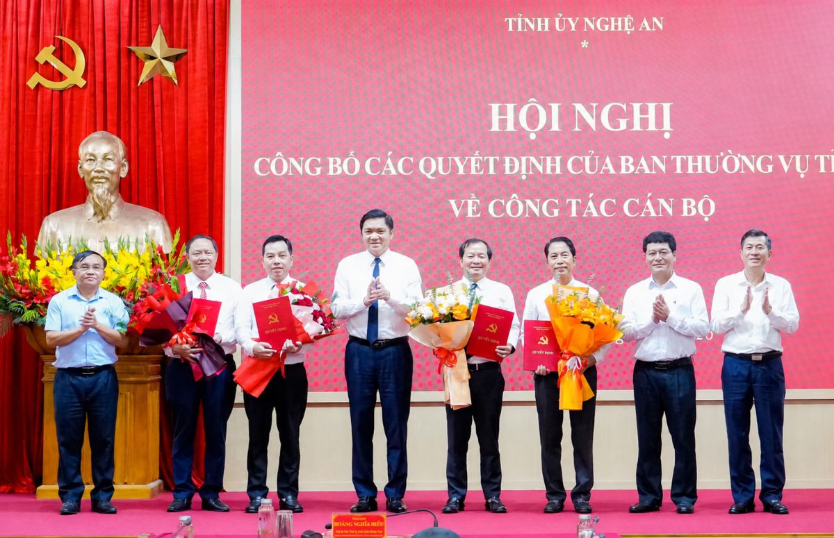 On the afternoon of September 16, leaders of the Provincial Party Committee, People's Council, and People's Committee of Nghe An province presented flowers to congratulate cadres who were transferred and rotated. Photo: Nghe An Provincial Party Committee