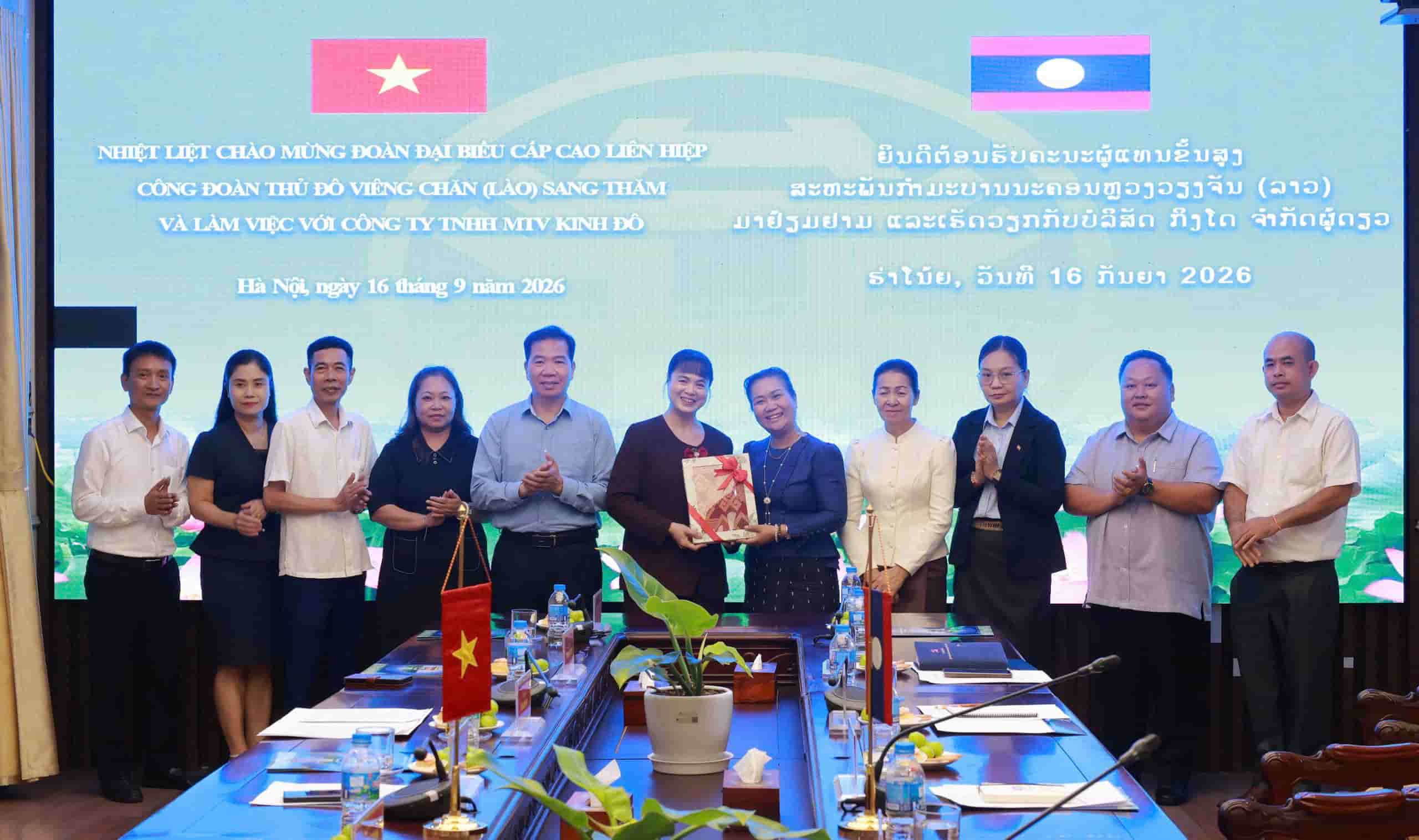 The two sides presented souvenirs, expressing the friendship and attachment between the Hanoi Capital Trade Union organization and the Vientiane Capital Trade Union Federation. Photo: Ngoc Anh/Hanoi City Labor Federation.