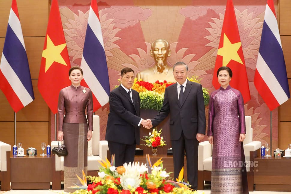 General Secretary and President To Lam and Mrs. Ngo Phuong Ly with Thai King Maha Vajiralongkorn Phra Vajiraklaochaoyuhua and Queen Suthida Bajrasudhabimalalakshana taking a group photo, morning of September 15, 2026. Photo: Hai Nguyen