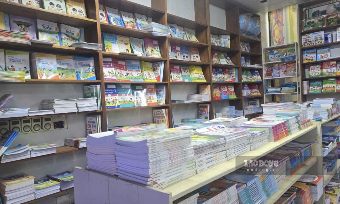 The Prime Minister requested to thoroughly and decisively handle the shortest time the situation of textbook shortage. In the photo, recorded at a bookstore on Pham Hong Thai street, Hoa Lu ward, Ninh Binh province on September 12. Photo: Nguyen Truong