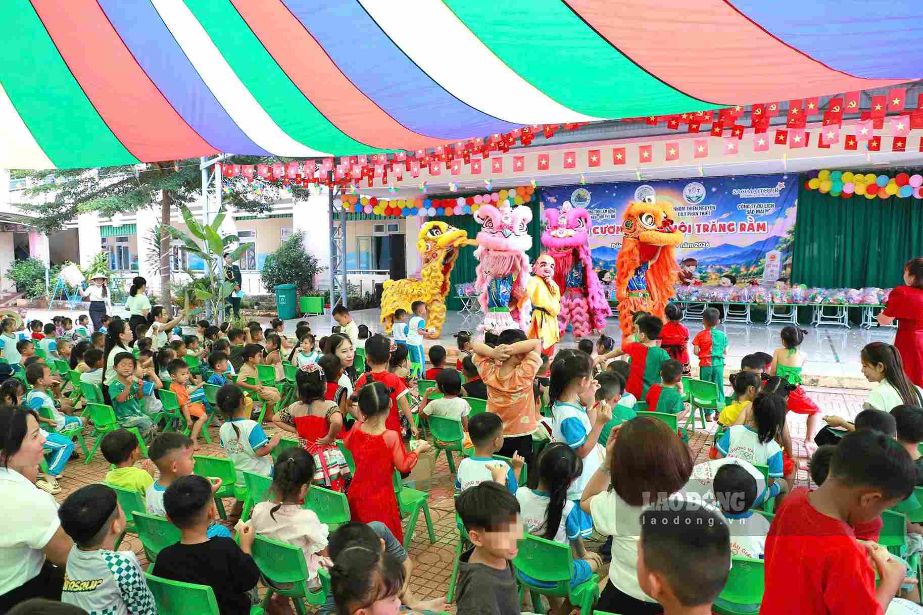 Niños de la comuna fronteriza de Đắk Wil disfrutan del festival de luna llena. Foto: Phúc Khánh ( tomada en la tarde del 16 de septiembre)