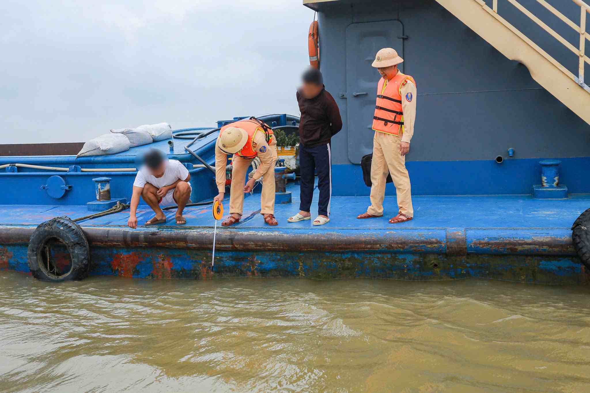 Kiểm soát hoạt động vận tải trên sông. Ảnh: Phòng CSGT Hà Nội