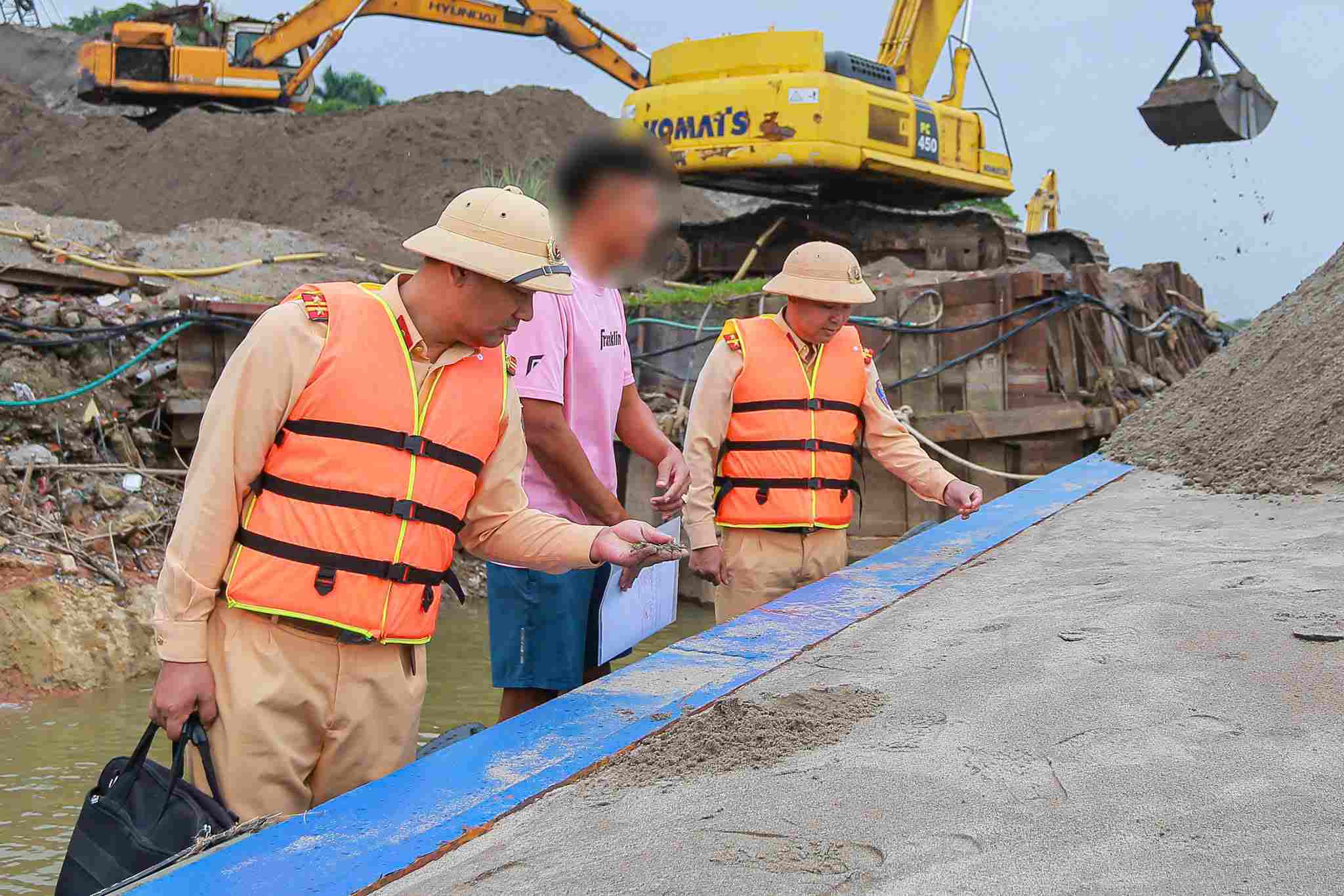 Riverine police coordinate with local authorities to control the operation of riverside wharves. Photo: Hanoi Traffic Police Department