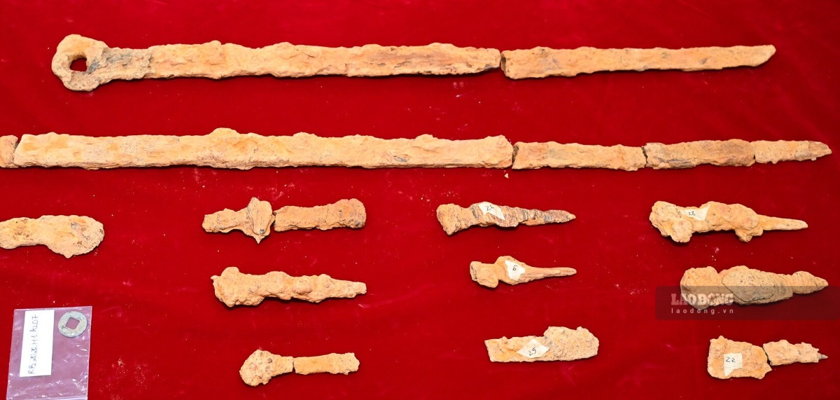 Objets métalliques excavés de l'ancienne tombe de rú Bụt, commune de Kim Liên, province de Nghệ An. Photo: Duy Chương, prise le 16 septembre.