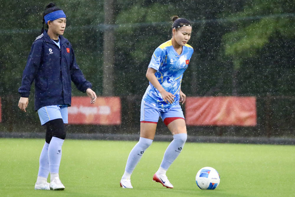 The Vietnamese women's team actively trains in the rain before the match against Japan. Photo: VFF