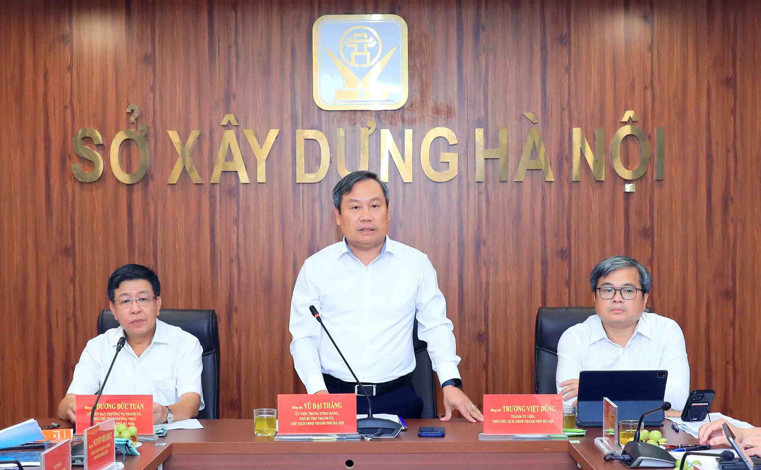 Chairman of Hanoi People's Committee Vu Dai Thang chairs a meeting with the Department of Construction. Photo: Hanoi People's Committee