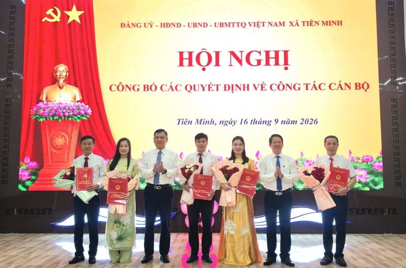 Tien Minh commune awards decisions to appoint officials of departments and divisions. Photo: Tien Minh Commune e-Portal, Hai Phong
