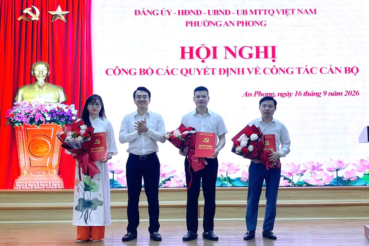 Phường An Phong công bố quyết định bổ nhiệm cán bộ. Ảnh: Cổng TTĐT phường An Phong
