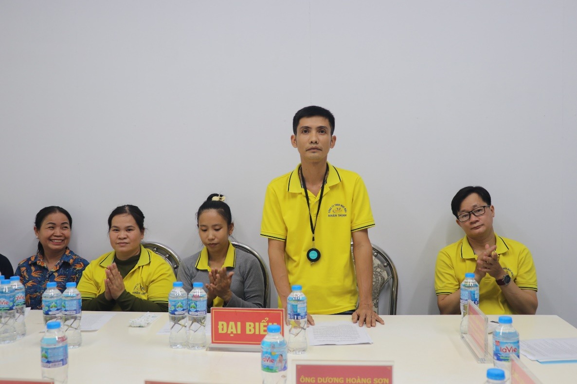 Ông Phan Văn Chiến - Chủ tịch Công đoàn cơ sở Công ty TNHH Thời trang Phúc Thịnh, phát biểu nhận nhiệm vụ tại hội nghị. Ảnh: Lưu Hùng