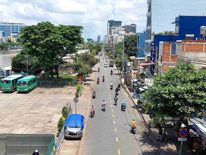 Ho Chi Minh City will expand Ton That Thuyet street and build a park along Kenh Te canal. Photo: Minh Quan (taken in 2025)