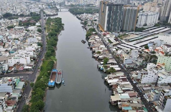 Dãy nhà ven Kênh Tẻ (bên phải) sẽ di dời để mở rộng đường Tôn Thất Thuyết và làm công viên. Ảnh: Anh Tú (chụp năm 2025)